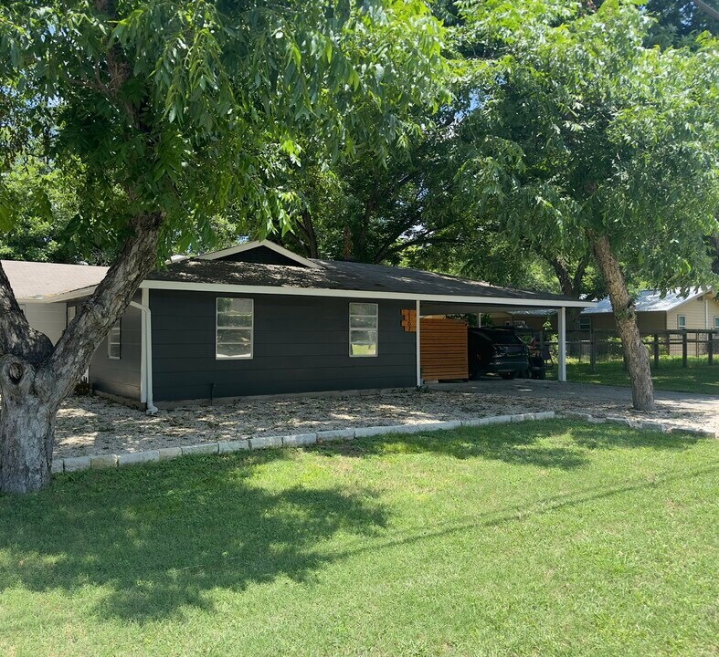 2167 Gruene Rd in New Braunfels, TX - Building Photo