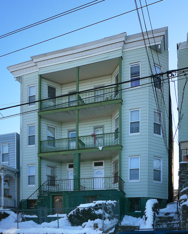 144 Linden St in Yonkers, NY - Foto de edificio - Building Photo