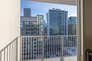330 W Grand Ave, Unit 18F in Chicago, IL - Building Photo