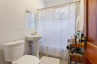 2058 W Hutchinson St, Unit 2 in Chicago, IL - Foto de edificio - Building Photo