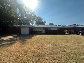 2524 Eagle Dr in Del City, OK - Building Photo