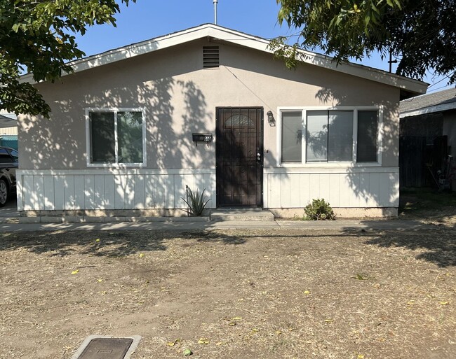 310 W Sweet Ave in Visalia, CA - Building Photo - Building Photo