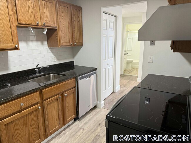 47 Princeton St, Unit 205 in Leominster, MA - Foto de edificio - Building Photo