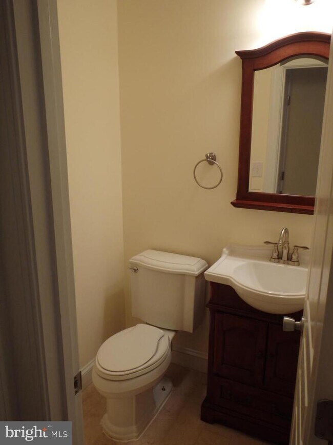 812 5th St NE in Washington, DC - Foto de edificio - Building Photo