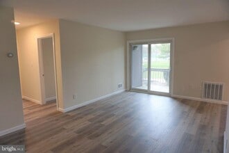 1914 Old Stone Mill Dr in East Windsor, NJ - Building Photo - Building Photo