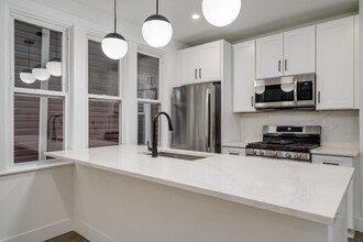 2137 N Maplewood Ave-Unit -1R in Chicago, IL - Building Photo - Building Photo