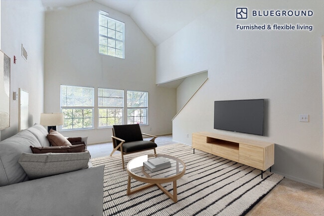 313 Avalon Cir in Smithtown, NY - Building Photo - Building Photo