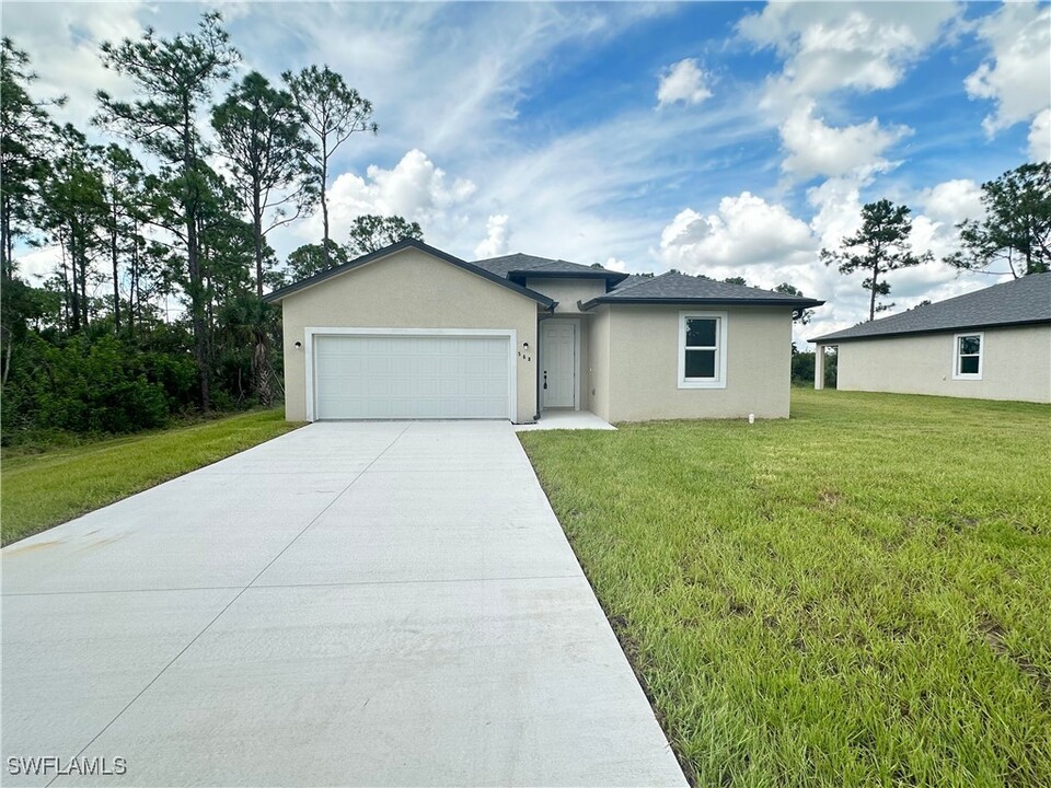 568 Woodview Dr in Lehigh Acres, FL - Building Photo