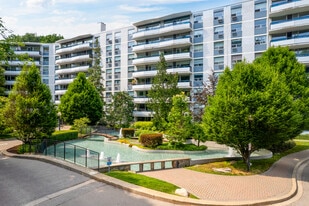Four Thousand Yonge Street in Toronto, ON - Building Photo