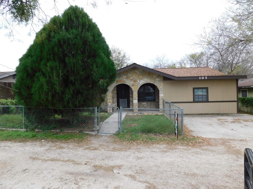 107 W Remote Alley in Brackettville, TX - Building Photo