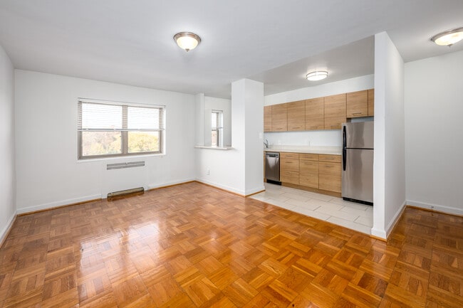 Macomb Gardens in Washington, DC - Building Photo - Interior Photo