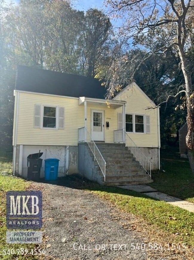 property at 2742 Lansing Dr SW