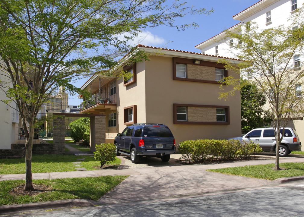 110 Zamora Ave in Miami, FL - Building Photo