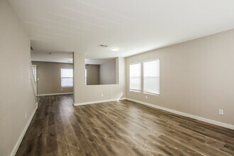 5048 Charlo Dr in Las Vegas, NV - Foto de edificio - Building Photo
