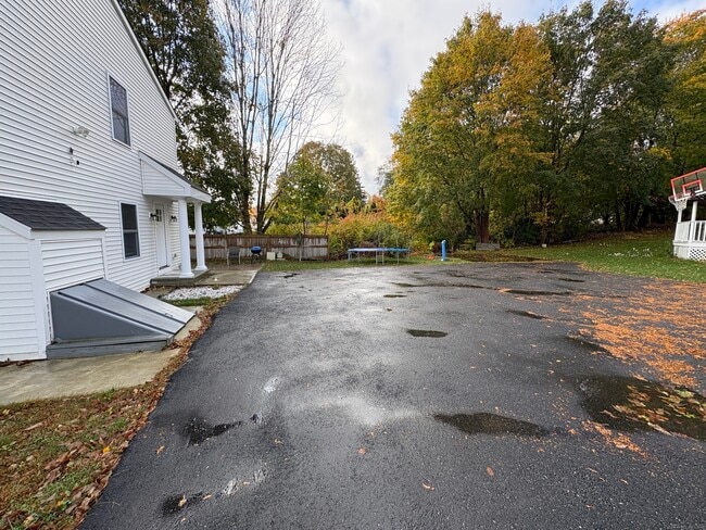 254 Norwich-New London Turnpike in Montville, CT - Foto de edificio - Building Photo