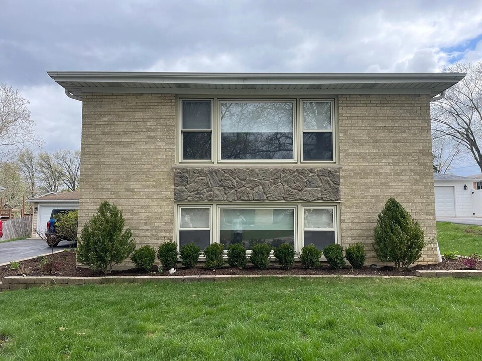 641 56th Pl, Unit 1 in Clarendon Hills, IL - Foto de edificio