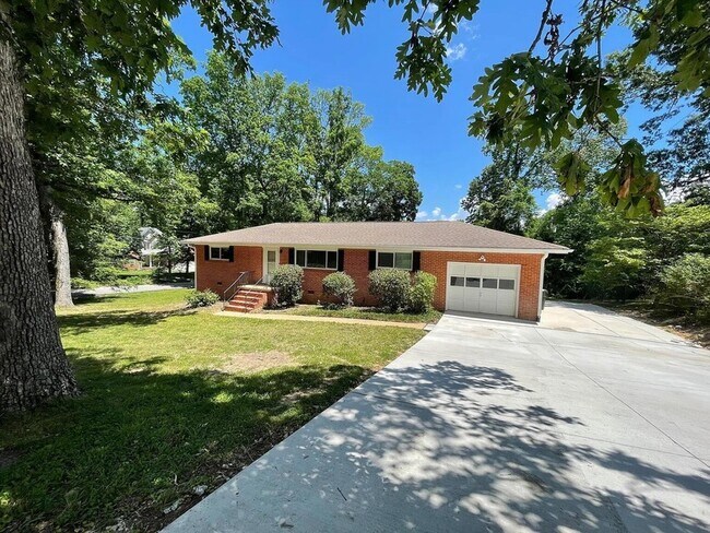 1310 Aswan Dr in Signal Mountain, TN - Foto de edificio - Building Photo