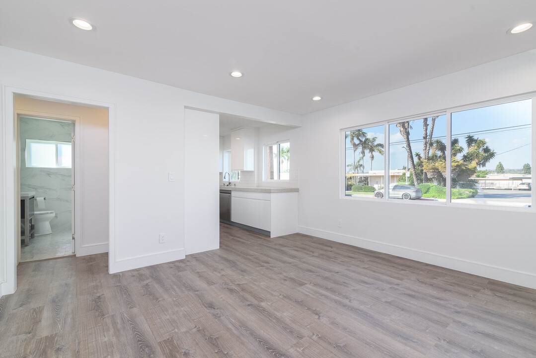 1310 W Valencia Dr in Fullerton, CA - Building Photo