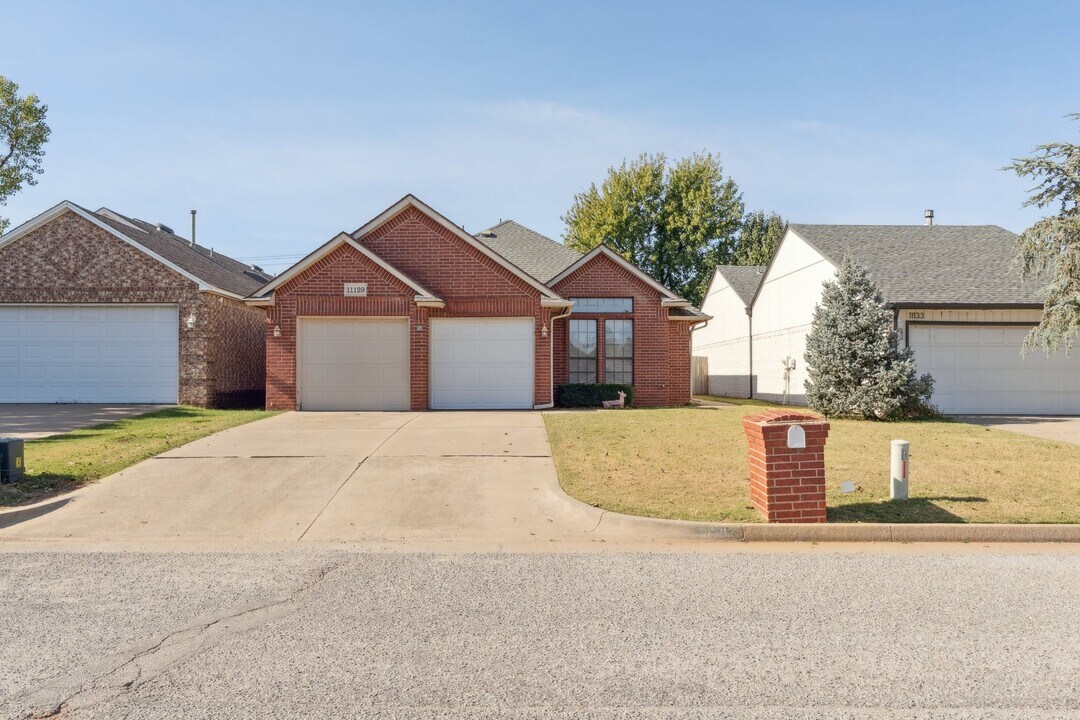 11129 Springhollow Ct in Oklahoma City, OK - Building Photo