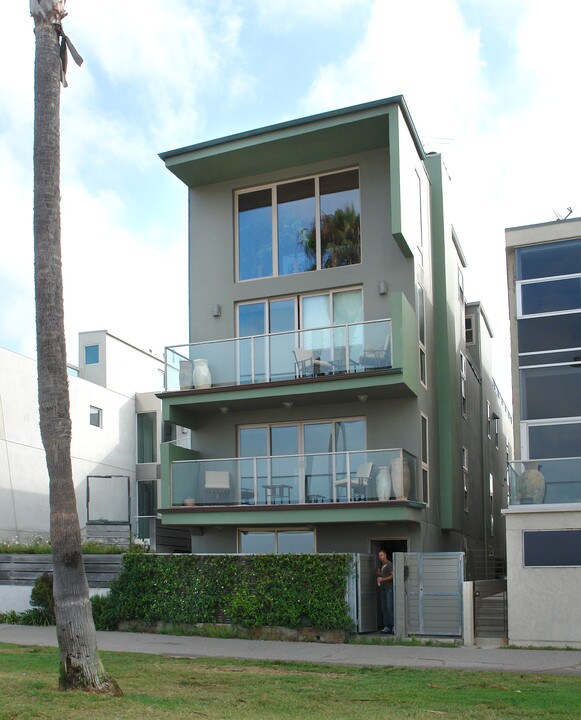 2807 Ocean Front Walk in Venice, CA - Building Photo