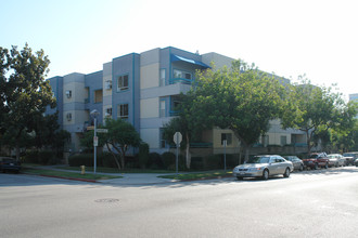 345 N Kenwood St in Glendale, CA - Building Photo - Building Photo