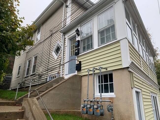 13 Forest Ave in Plymouth, MA - Foto de edificio - Building Photo