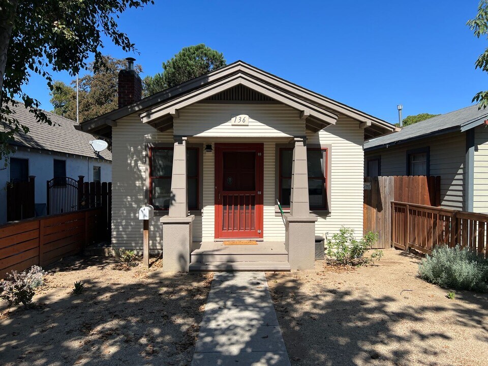 136 W 6th Ave in Escondido, CA - Building Photo