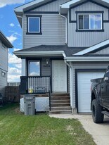 9302-991A 91a St in Grande Prairie, AB - Building Photo