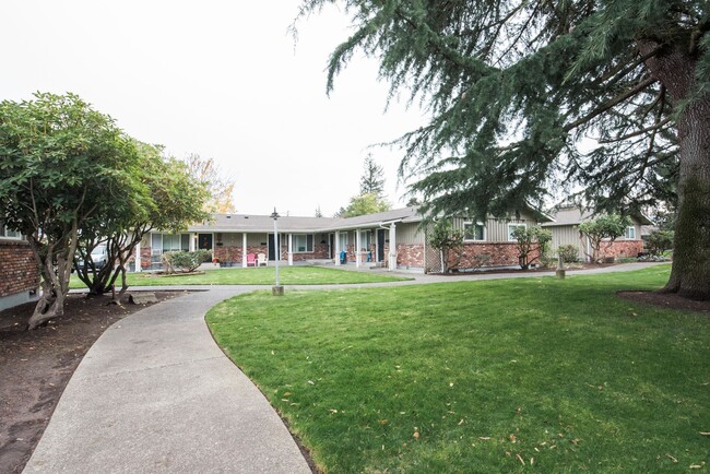Cavalier Park Apartments in Puyallup, WA - Building Photo - Building Photo