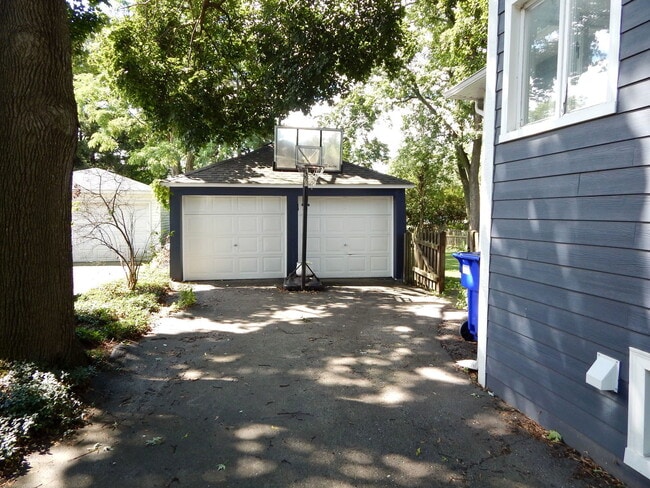 116 E Madison Ave in Wheaton, IL - Building Photo - Building Photo