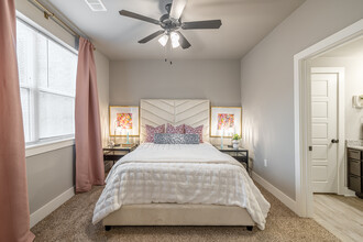 Gateway Woods in Little Rock, AR - Building Photo - Interior Photo