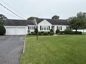 38 Bradish Ln in Bay Shore, NY - Building Photo