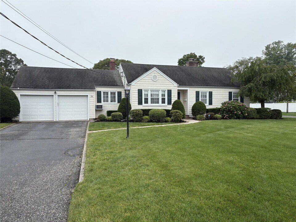 38 Bradish Ln in Bay Shore, NY - Building Photo