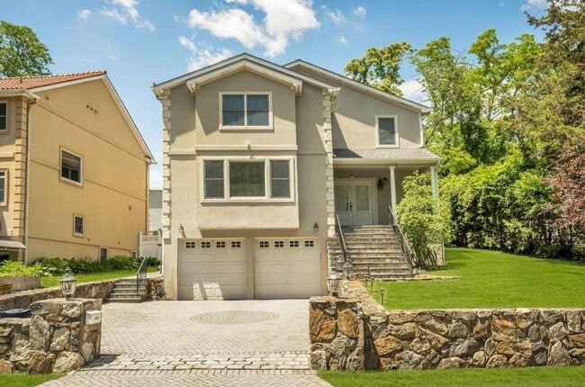 696 Ridgeway in White Plains, NY - Building Photo - Building Photo