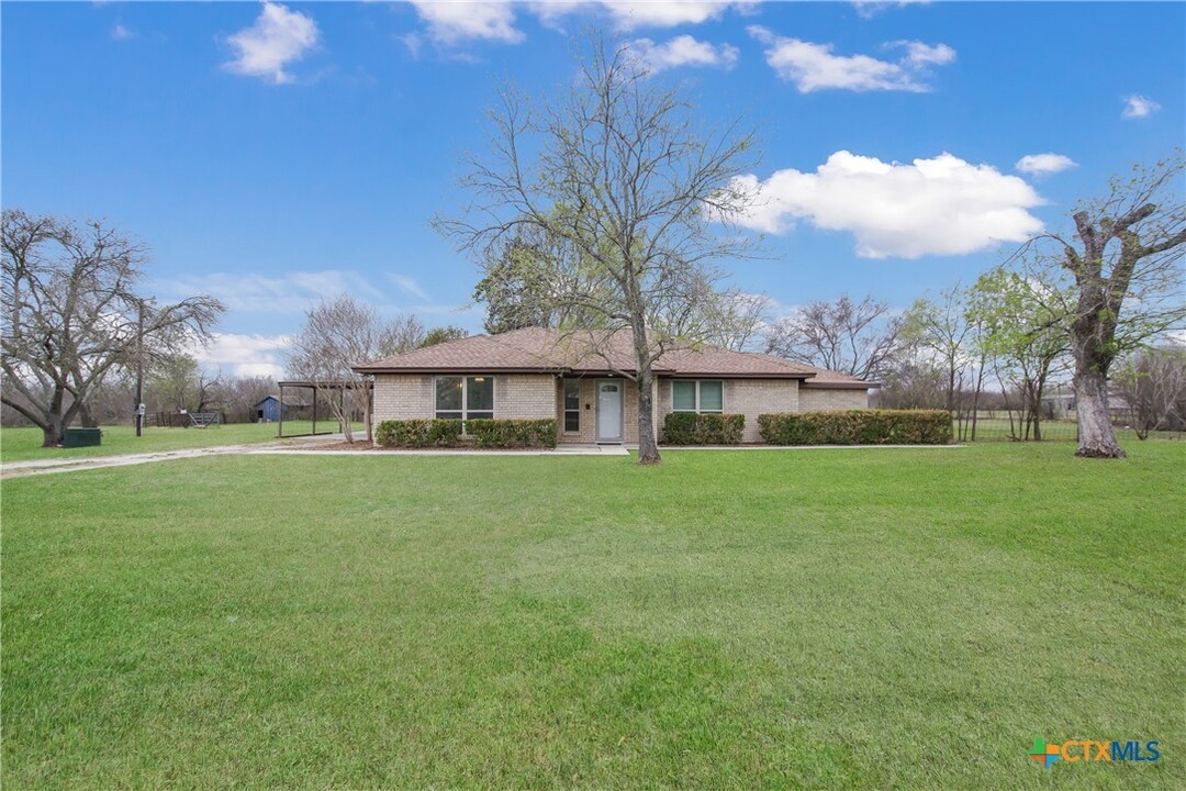 210 N Beyer St in Marion, TX - Building Photo