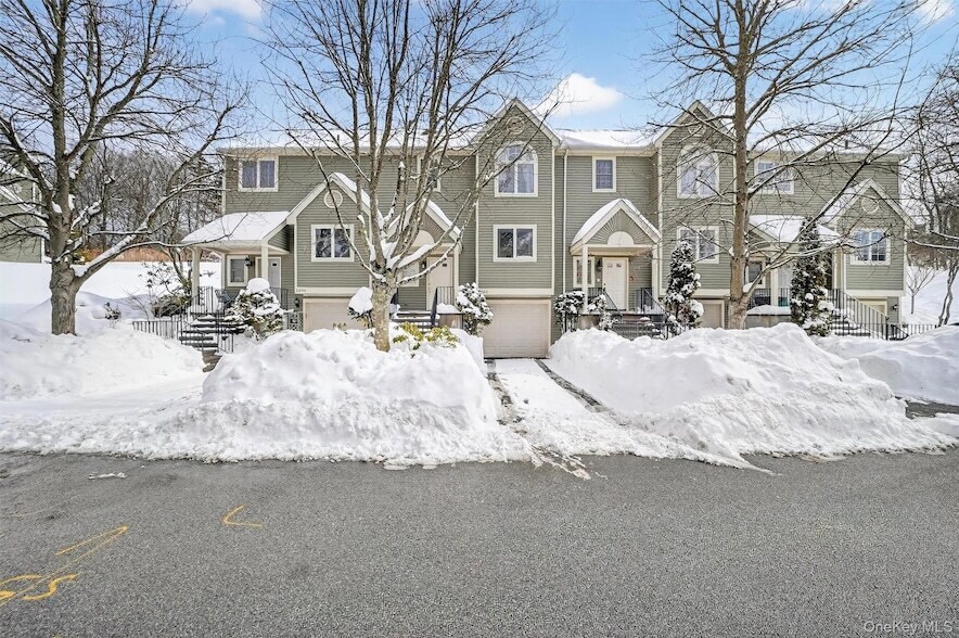 2003 Regent Dr in Mt Kisco, NY - Foto de edificio