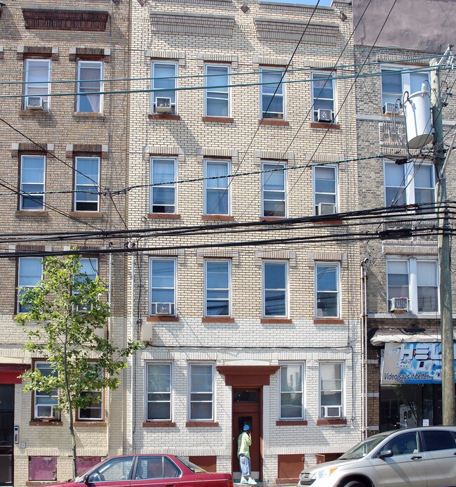 411 61st St in West New York, NJ - Building Photo - Building Photo