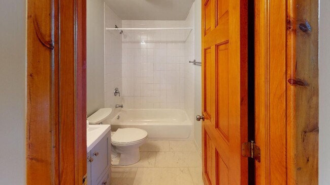 1521 N Bosworth Ave, Unit 2 in Chicago, IL - Building Photo - Building Photo
