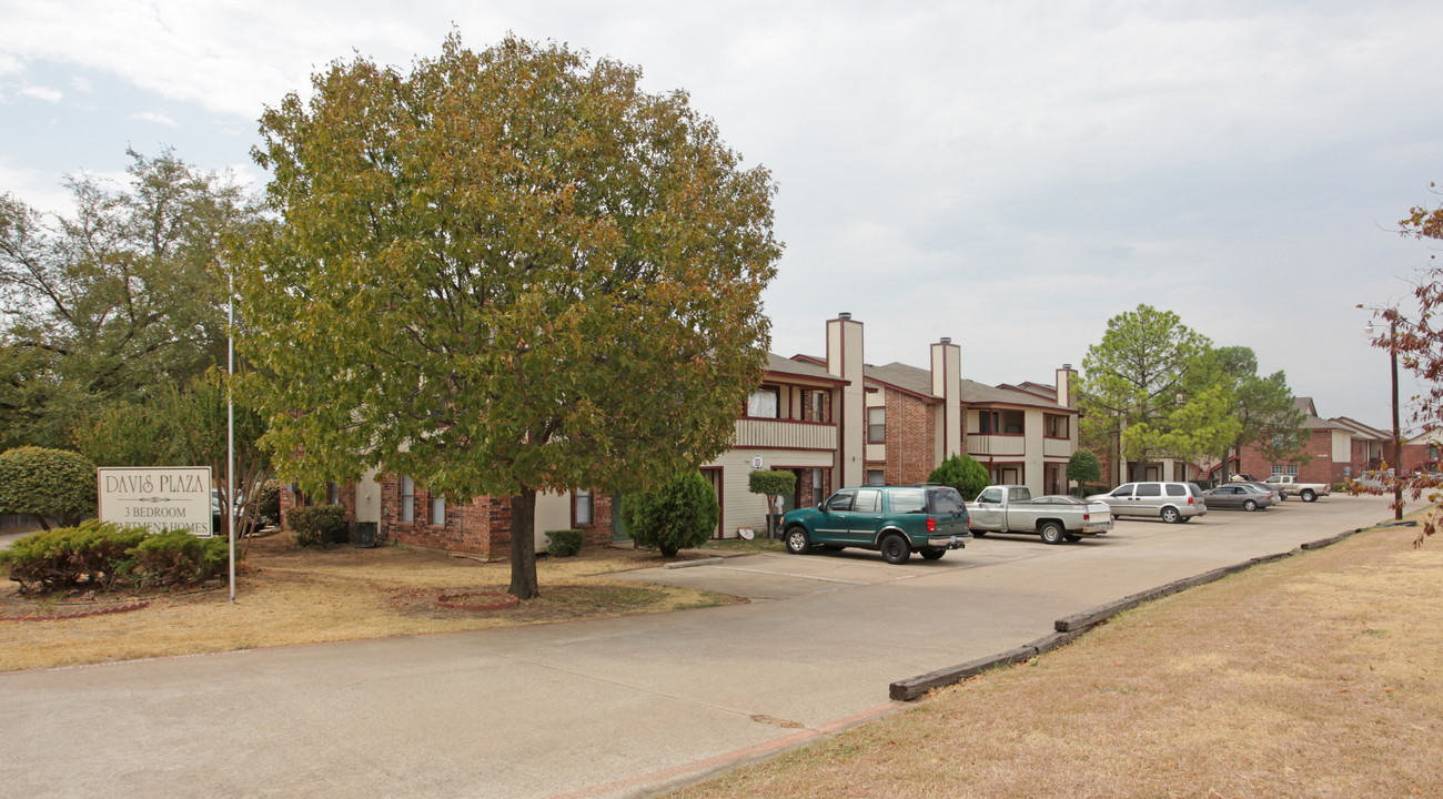 Davis Plaza Apartments in North Richland Hills, TX - Building Photo