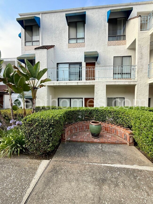 8320 Regents Rd in San Diego, CA - Building Photo - Building Photo