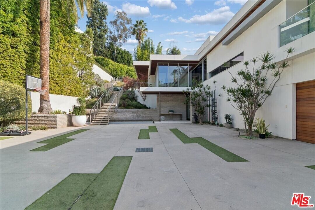 1232 Sunset Plaza Dr in Los Angeles, CA - Building Photo