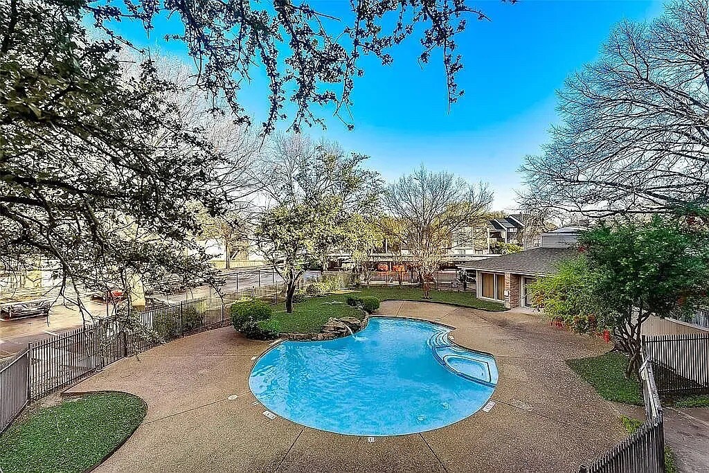 Room in Condo on Skillman St in Dallas, TX - Foto de edificio