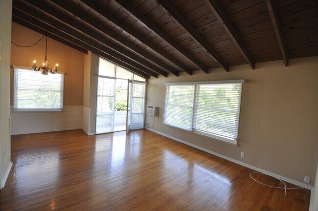 14830 Dickens St in Los Angeles, CA - Building Photo - Building Photo