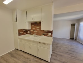 13531 Wyandotte St, Unit 6 in Los Angeles, CA - Building Photo - Building Photo