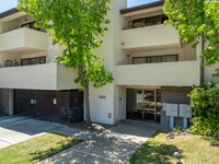 Rivertree Condominiums in San Mateo, CA - Foto de edificio - Building Photo