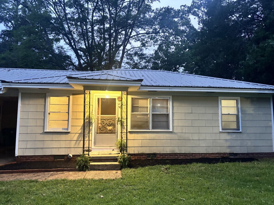 902 Post St in Tupelo, MS - Foto de edificio