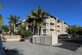 Shasta Terrace Apartments in La Mesa, CA - Foto de edificio - Building Photo