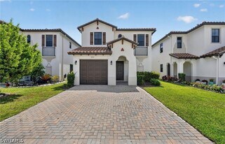 8951 Madrid Cir in Naples, FL - Building Photo