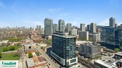 347 W Chestnut St, Unit 2403 in Chicago, IL - Building Photo - Building Photo