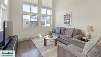 2323 E Highland Ave in Phoenix, AZ - Building Photo